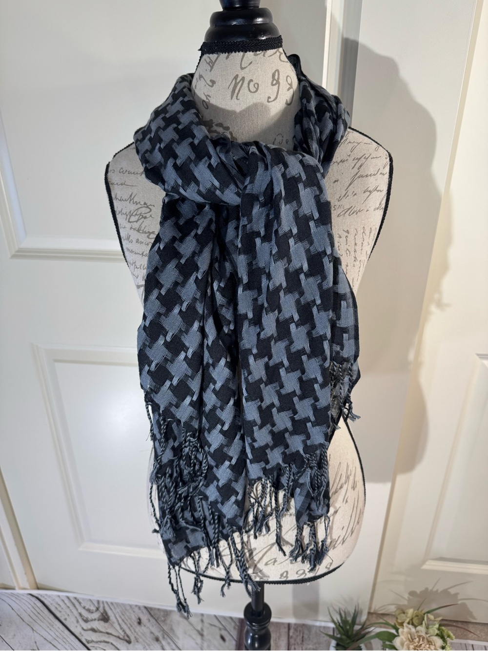 Houndstooth Fringe Scarf - Gray & Black